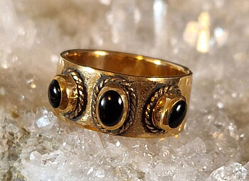 Bronsring med tre stycken Cabochoner