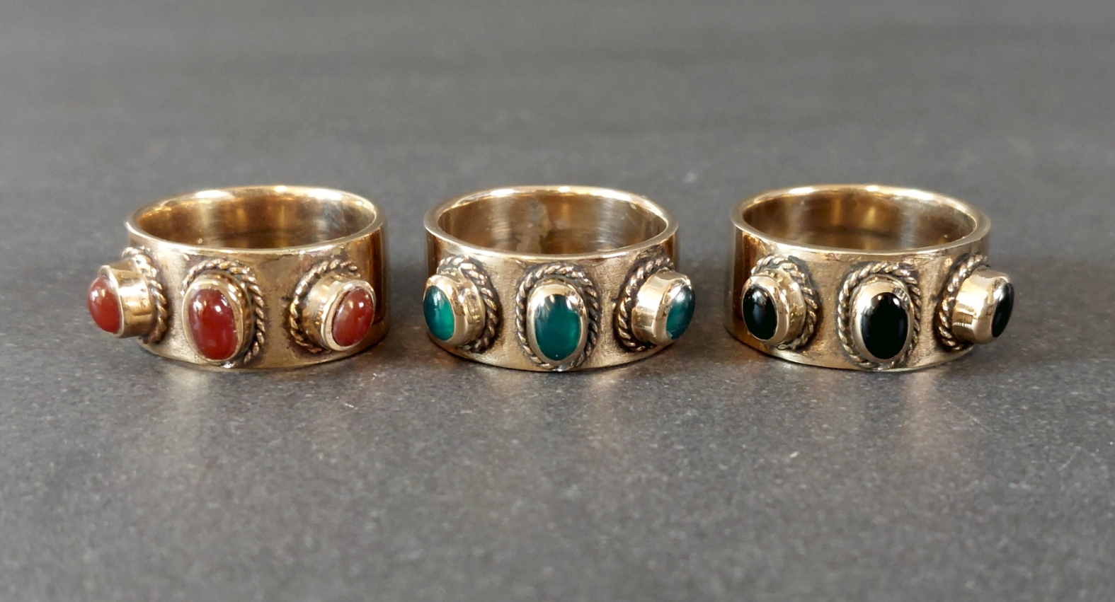 Bronsring med tre stycken Cabochoner - 3