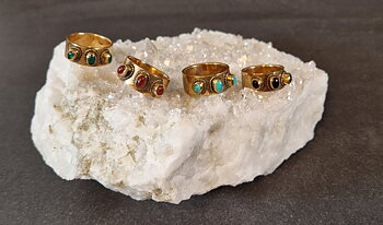 Bronsring med tre stycken Cabochoner