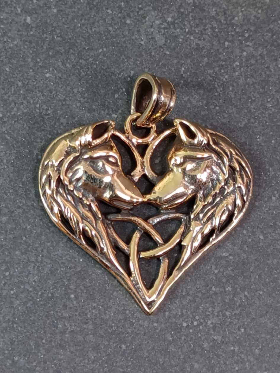 Två Varghuvuden med triquetra  - Hänge i Brons 