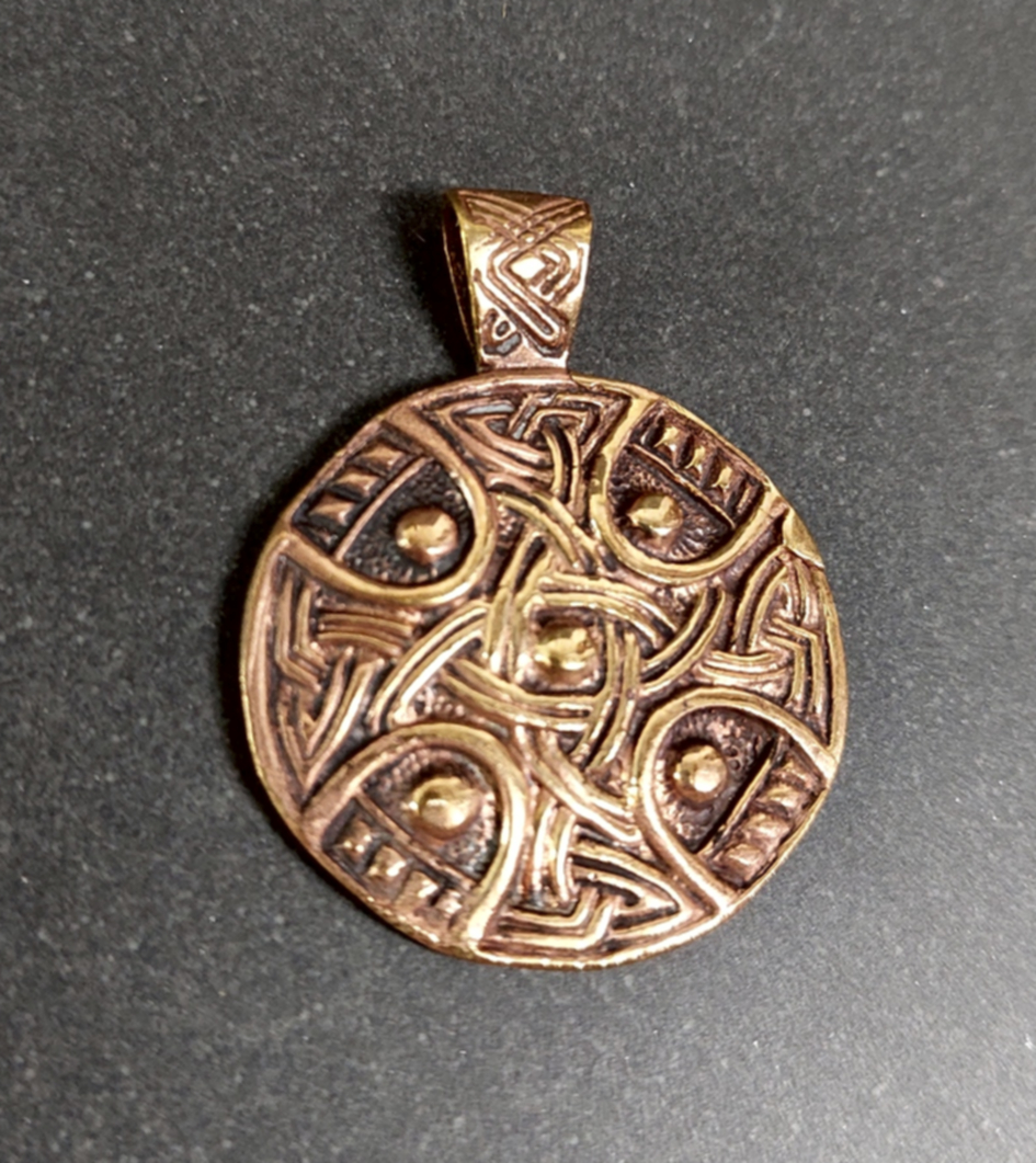 Vikingasköld Hänge i Brons 