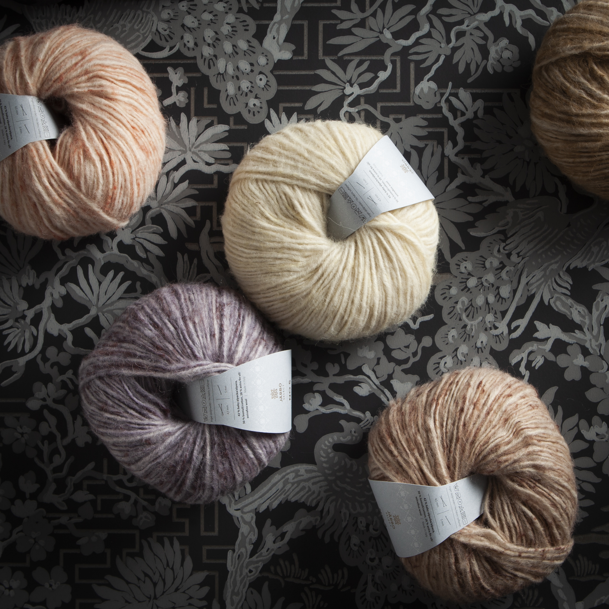 Select no.5. No 5 - Botanically Dyed Alpaca Blend Mjuk och fluffig alpackamix naturligt färgad helt naturligt med rötter, blad och bark. Visst är det otroligt? Select no 5 är en fjäderlätt blåst mix av kammad baby alpacka-ull, merinoull och bomull spunnet och färgat i Italien. Detta garn gör sig fint i sköna mössor, tröjor och andra plagg du vill ha nära huden. De spännande färgskiftningarna och den matta, lite oregelbundna strukturen ger fantastiskt lyxiga plagg att njuta av både under arbetet och när du bär dem.  Varumärke Järbo Select Garnviktsgrupp Worsted / Aran Meter per nystan 100 m Nystanvikt 50 g Meter per 100 g 200 m Rekommenderad virknål 5 mm Rekommenderad sticka 4.5 mm Stickfasthet 16 m x 20 v Fiberinnehåll  42% baby alpacka, 30% bomull, 28% extra fin ull Antal färger 9