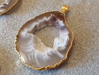 Geodskiva hänge, guldpläterad koppar