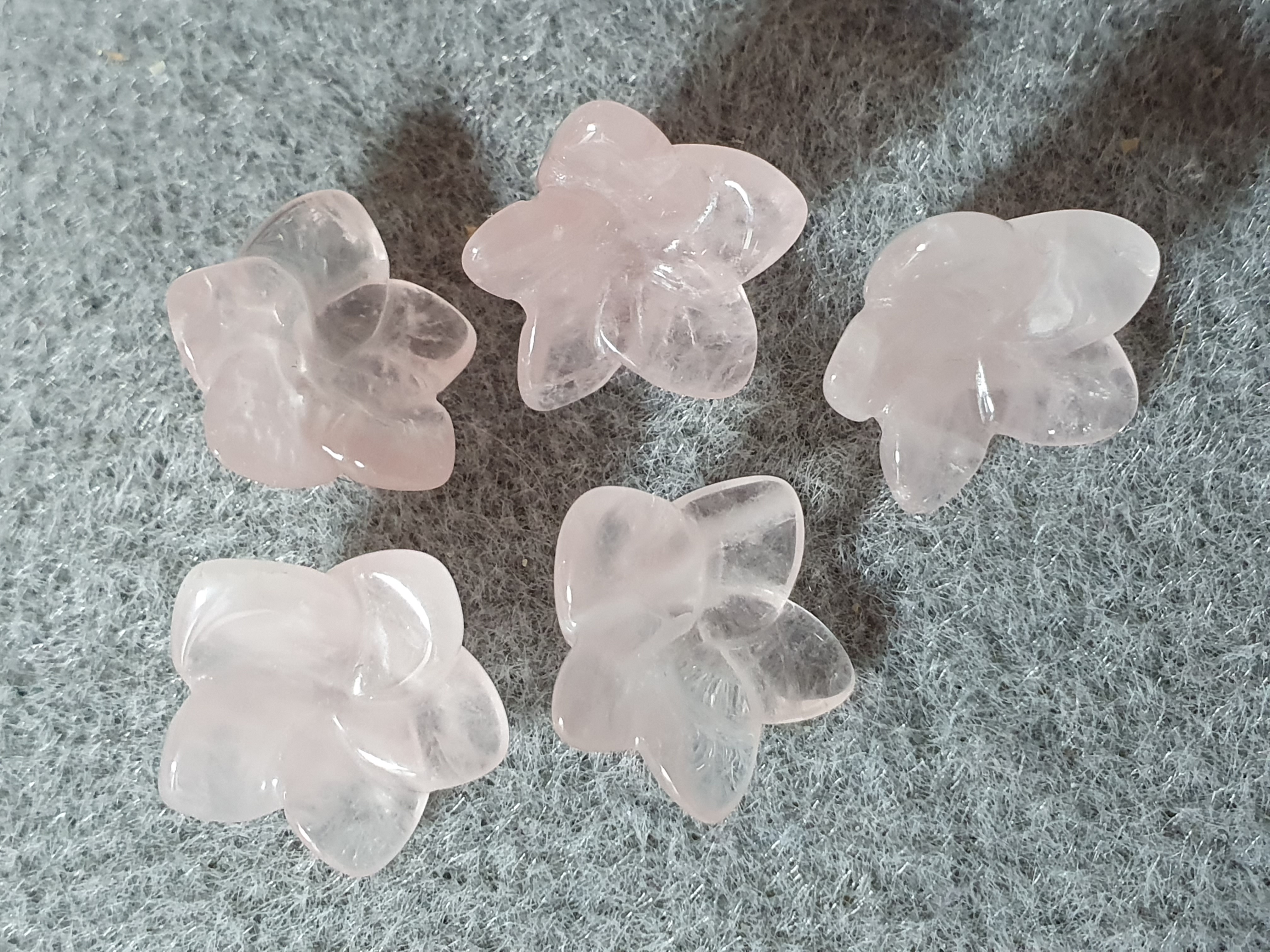 Blomma skulperad rosenkvarts 5st/fp Pris/fp