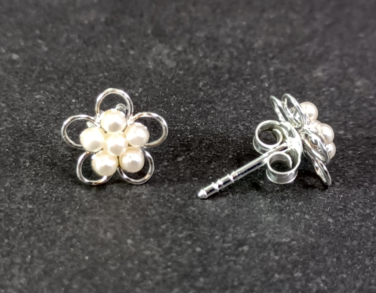 Blomma i silver och sötvattenspärlor - stift örhängen 