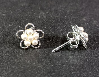 Blomma i silver och sötvattenspärlor - stift örhängen 