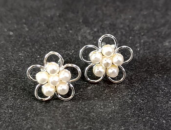 Blomma i silver och sötvattenspärlor - stift örhängen 