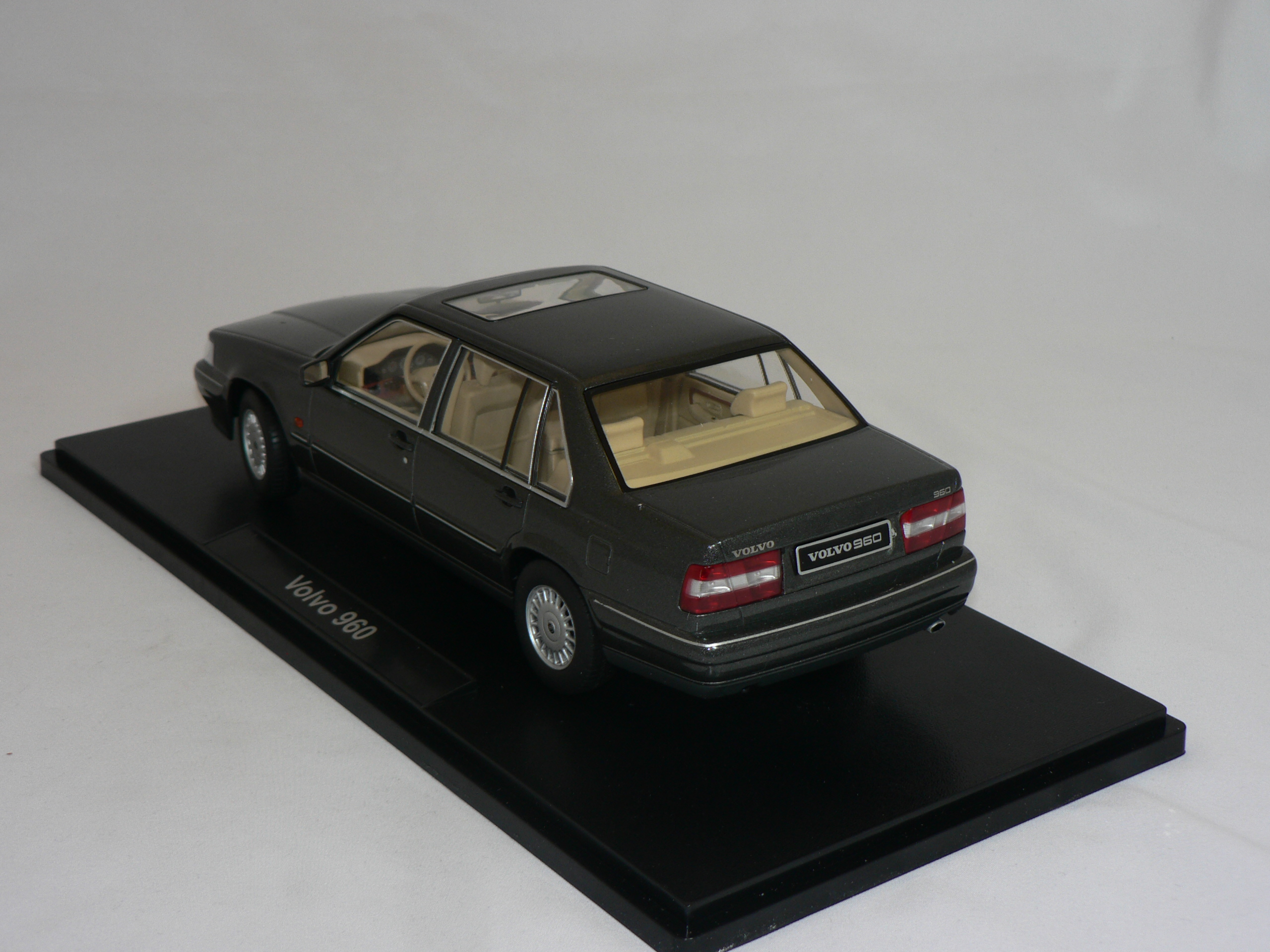 Volvo 960  1996   1:18  Triple 9 Collection - 2