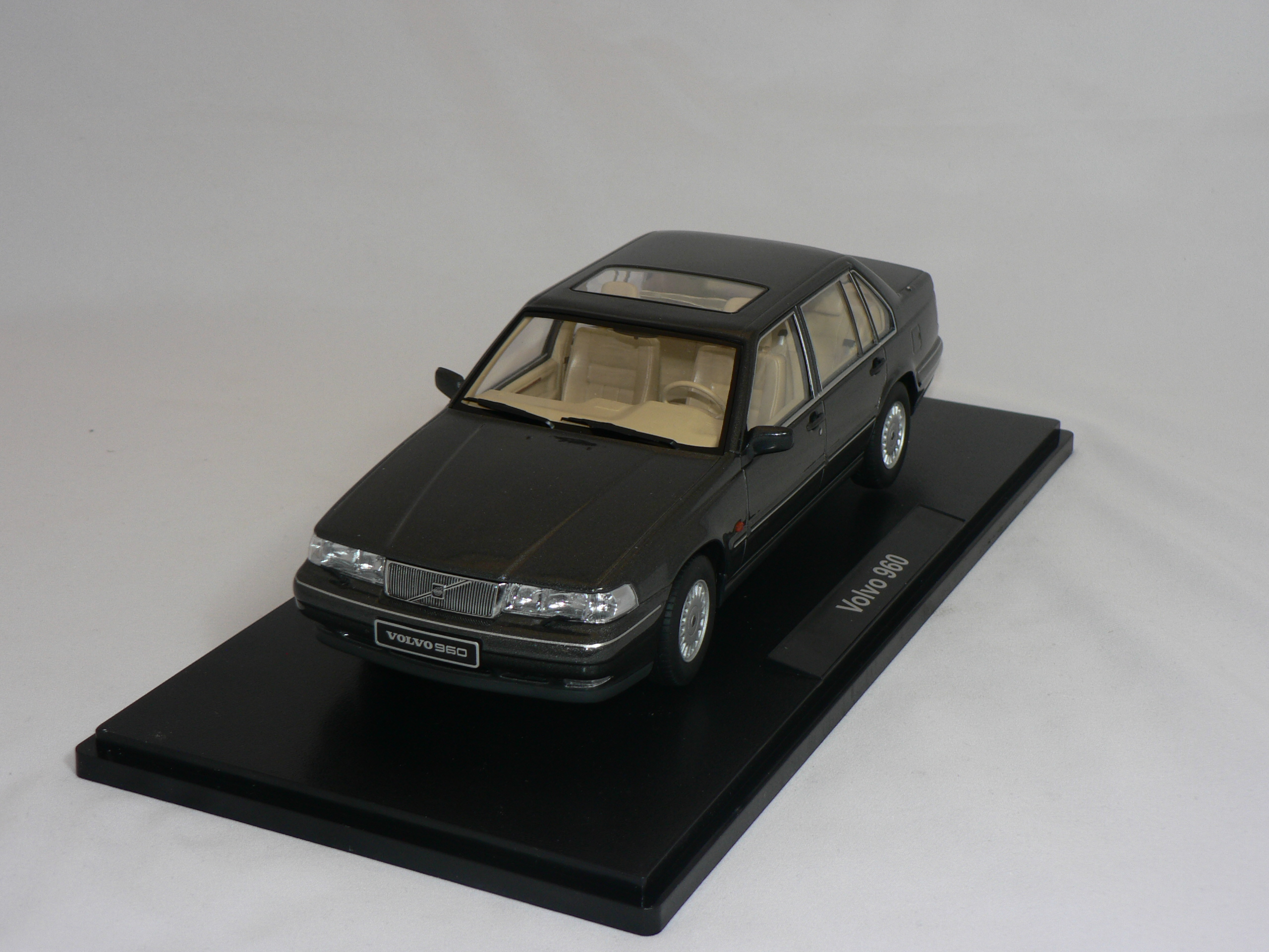 Volvo 960  1996   1:18  Triple 9 Collection