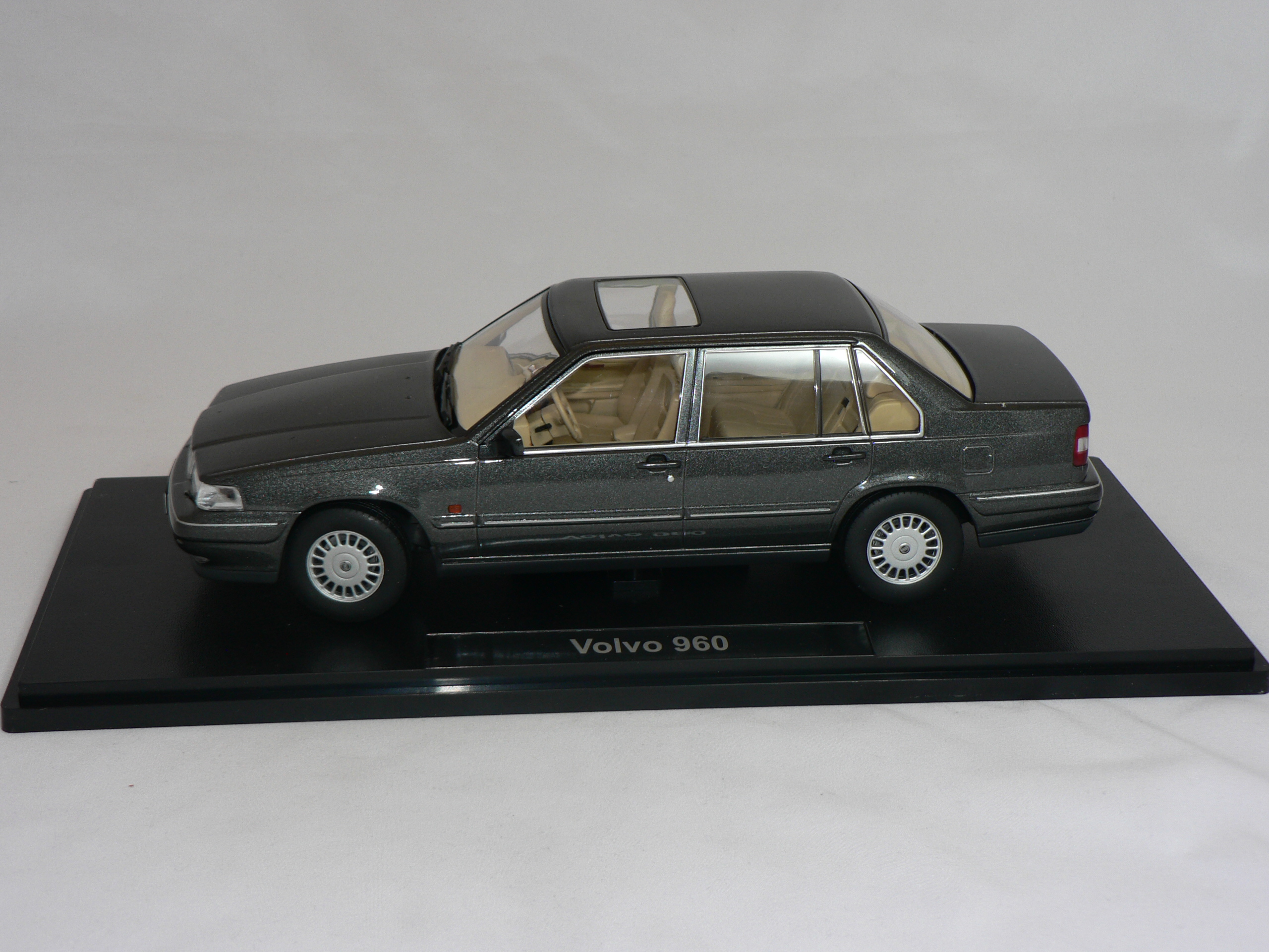 Volvo 960  1996   1:18  Triple 9 Collection - 3