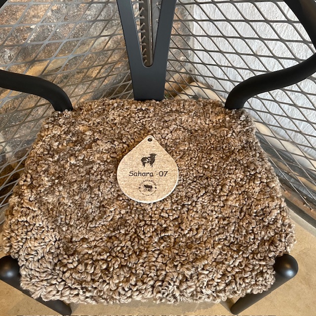Medium brown sheepskin cushion for Y chair - 2