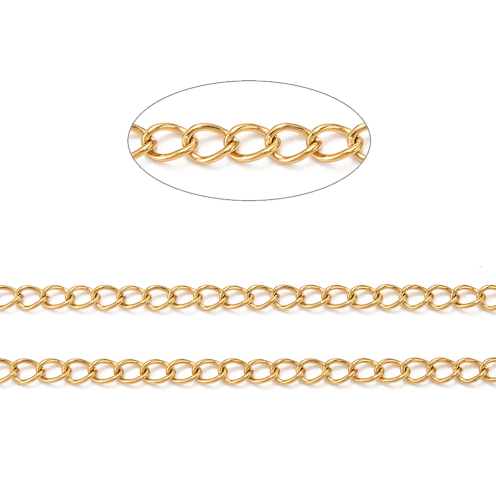 Vriden guldfärgad smyckekedja i rostfritt stål, curb chain, ca 4 mm bred, visad i närbild.