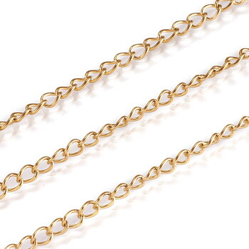 Vriden guldfärgad smyckekedja i rostfritt stål, curb chain, ca 4 mm bred.