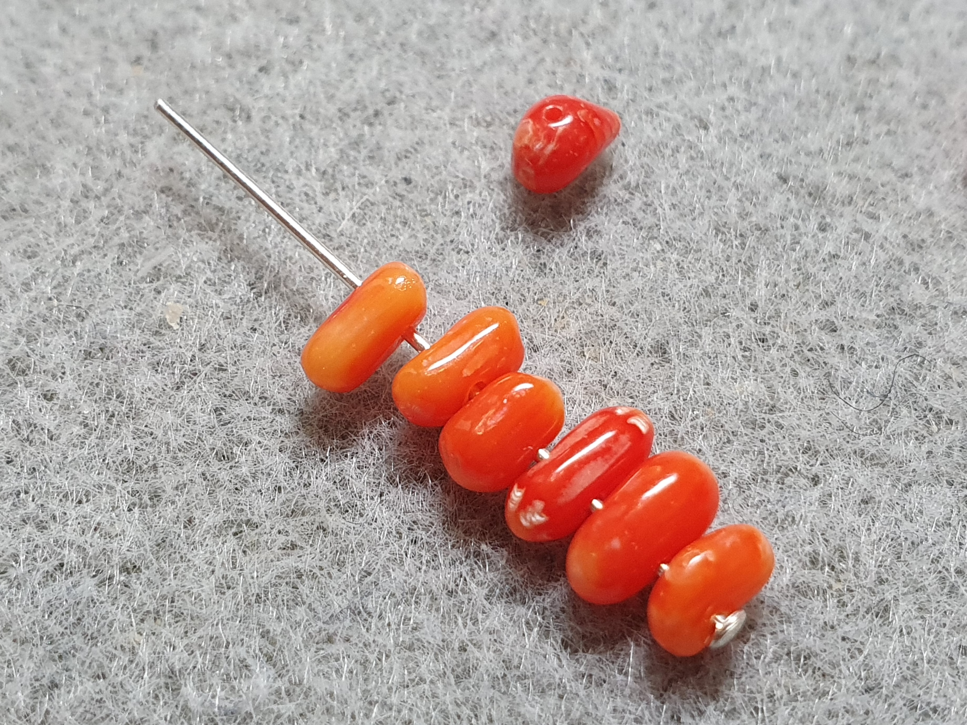Bambukorall, chips ca. 5mm, orange( infärgad) 20st (0,6)