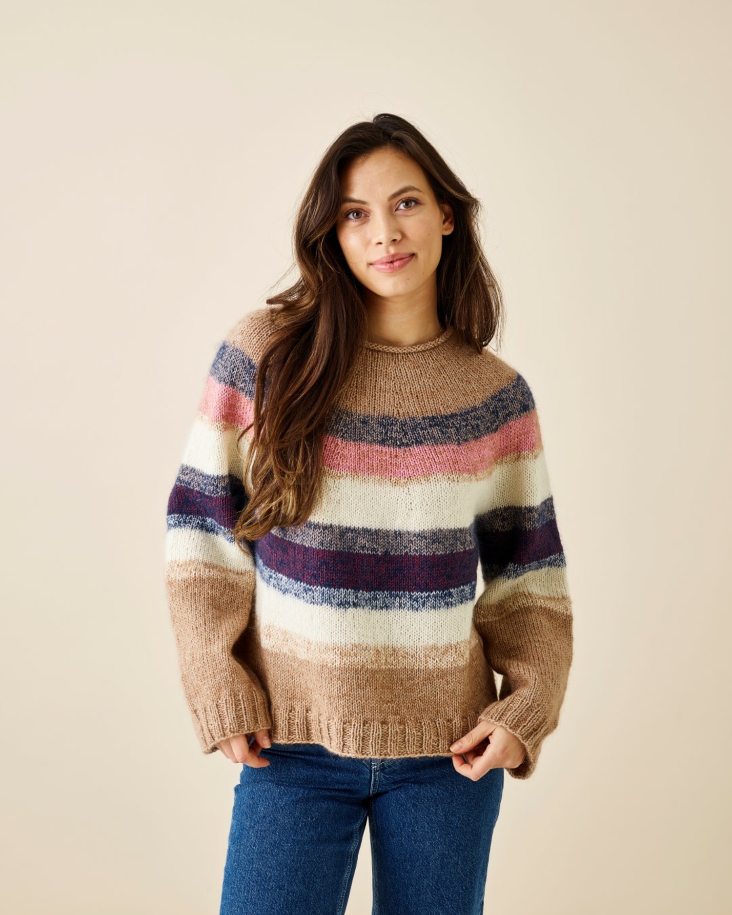 Sweater med runt och och ränder i Berta & Angel by Permin