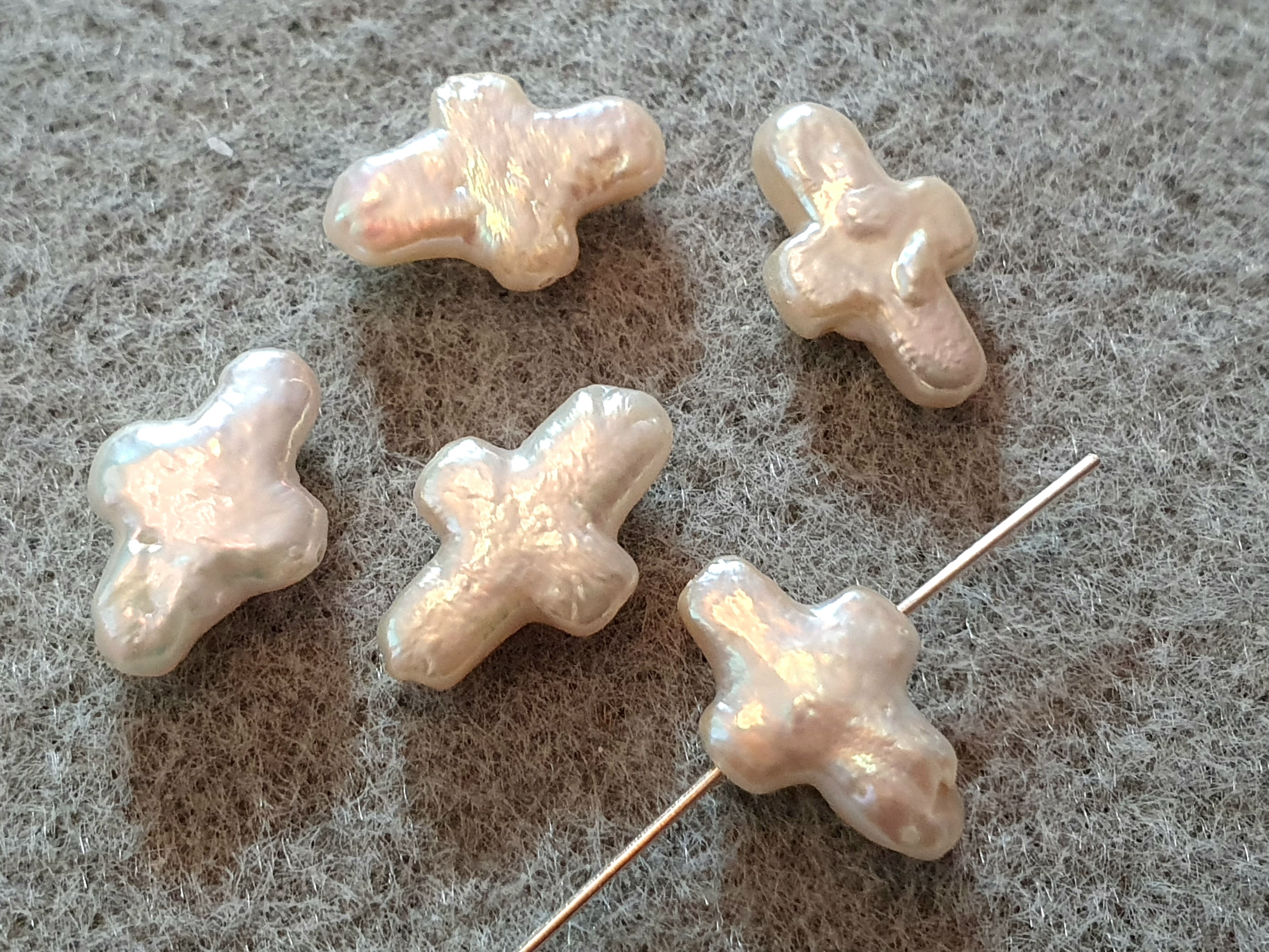 Odlade sötvattenpärlor kors ca. 9x14mm, genomgående hål ( 0,5-0,6mm ) 5st/fp Pris/fp