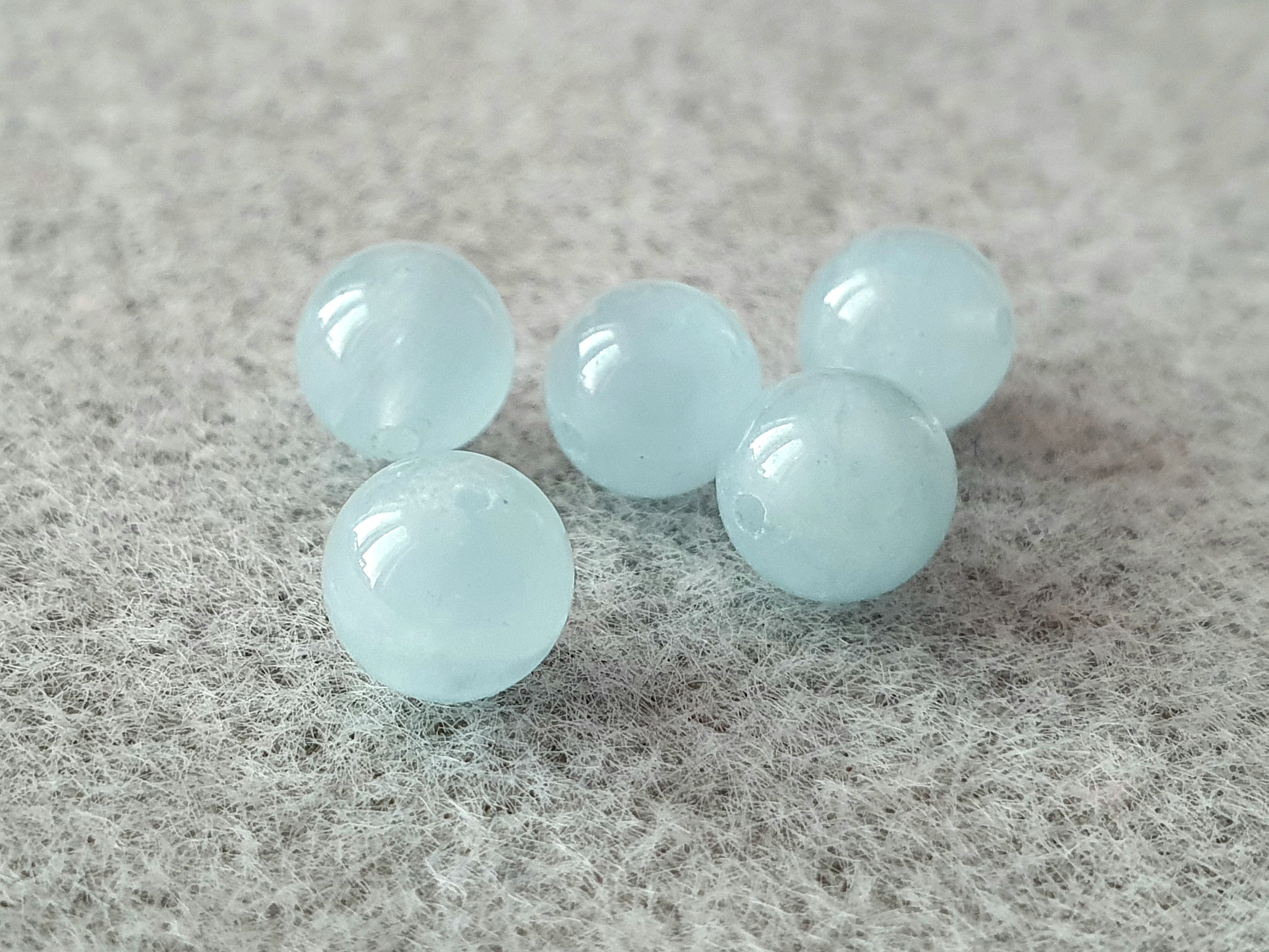 Akvamarin ca. 6mm kula med hål, 5st/fp Pris/fp ( 0,8 tråd ok )