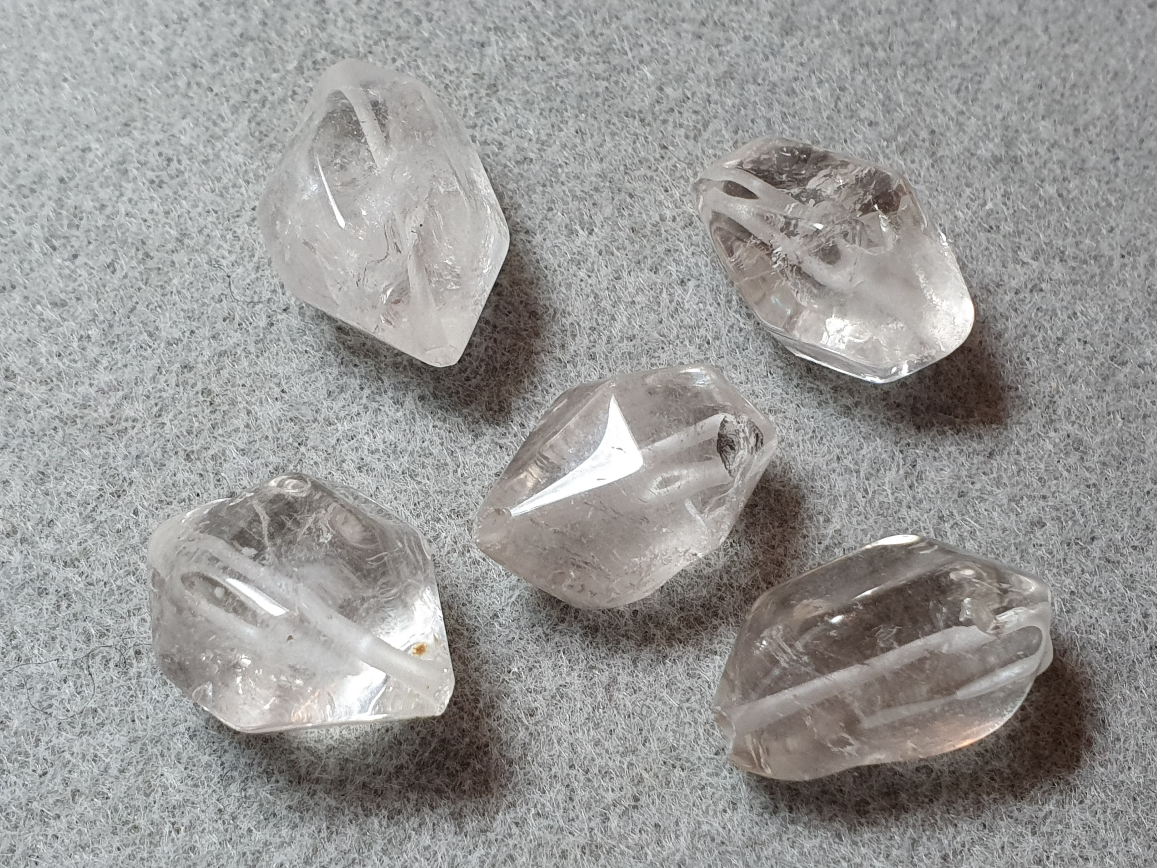 Bergkristall polerad dubbelterminerad kristall med hål, längd 2,4-2,6cm styck - 2