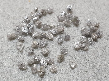 Diamant chips med hål ( 0,25mm )10st/fp pris/fp  tot. ca.0,8-0,9 cts, se beskrivning