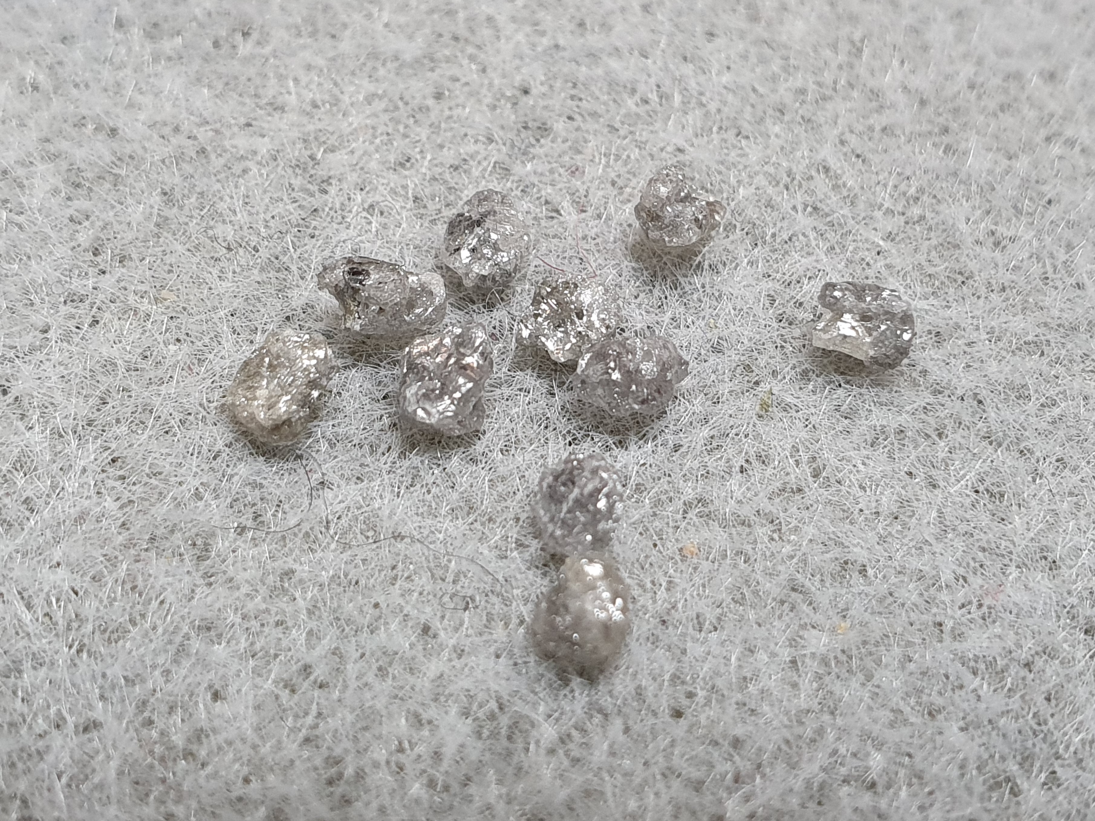 Diamant chips med hål ( extremt tunt)10st/fp pris/fp  tot. ca.1,12-1,16cts 