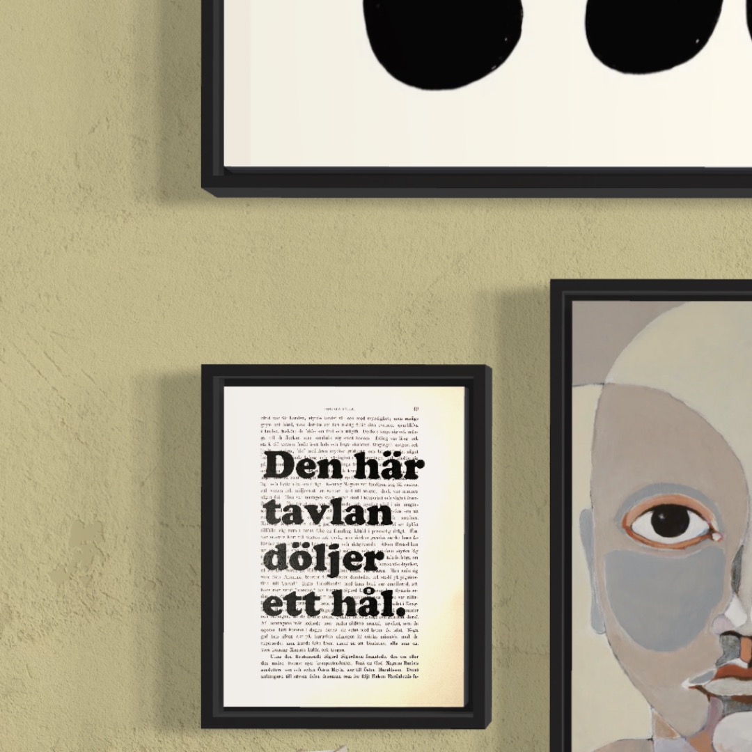Tavla med texten Den här tavlan döljer ett hål.