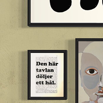 Tavla med texten Den här tavlan döljer ett hål.