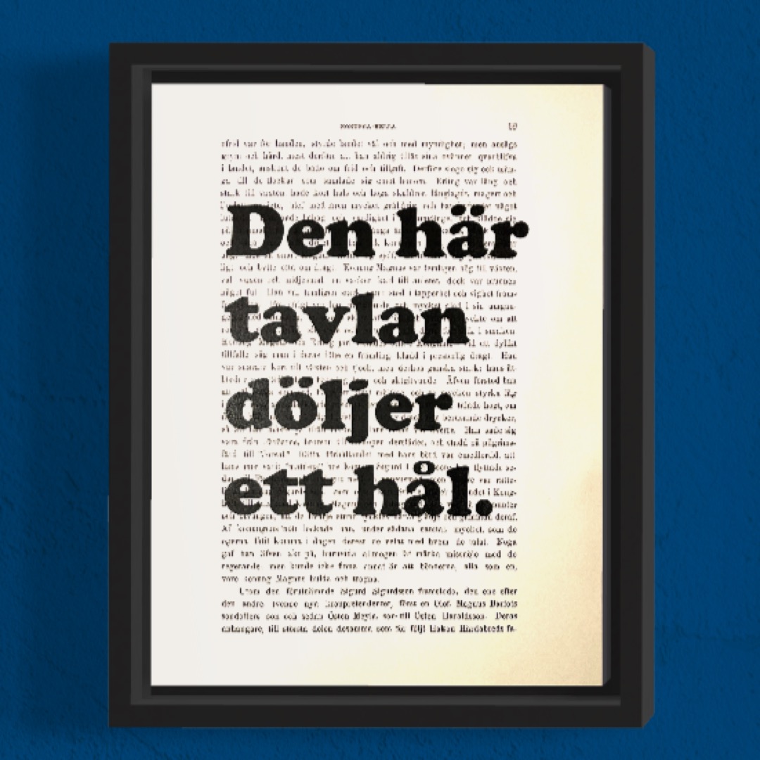 Tavla med texten Den här tavlan döljer ett hål.