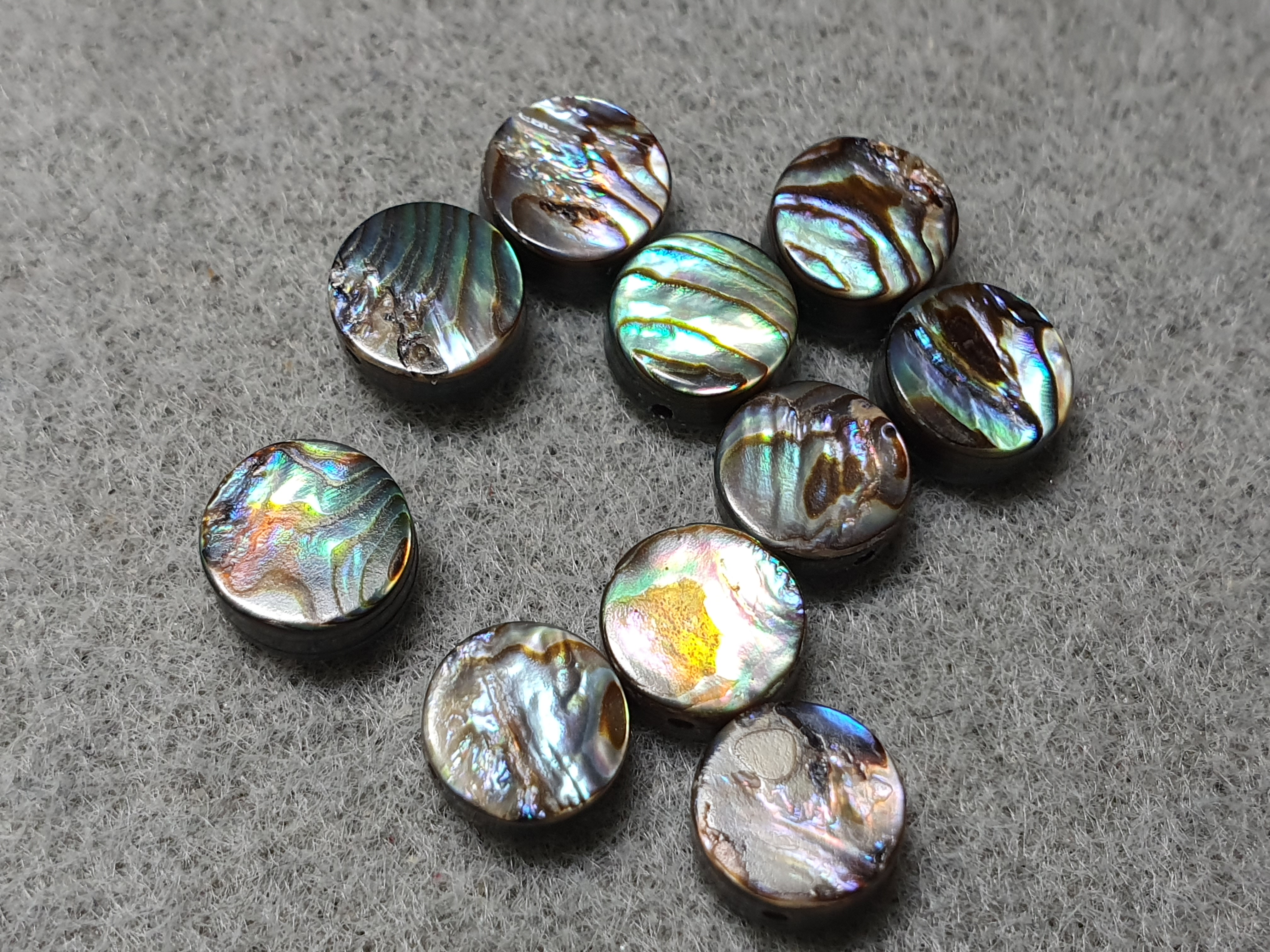 Abalone, puck  ca. 8mm med hål , 10st/fp Pris/fp ( tvåsidig ) - 4