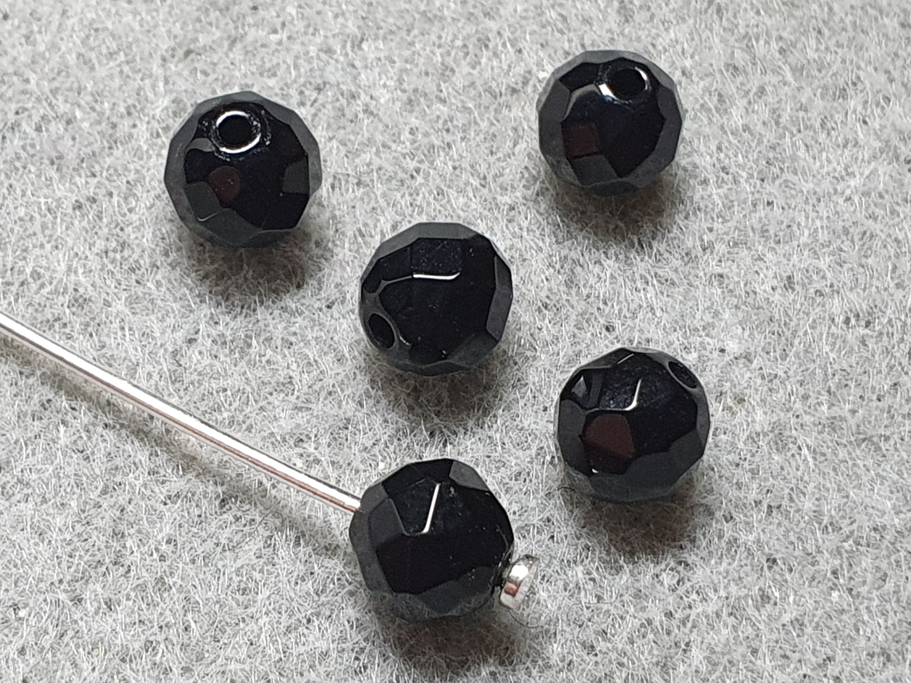 Svart onyx rund fasetterad ca. 6 mm 5st/fp Pris/fp ( 1,2 ) - 2