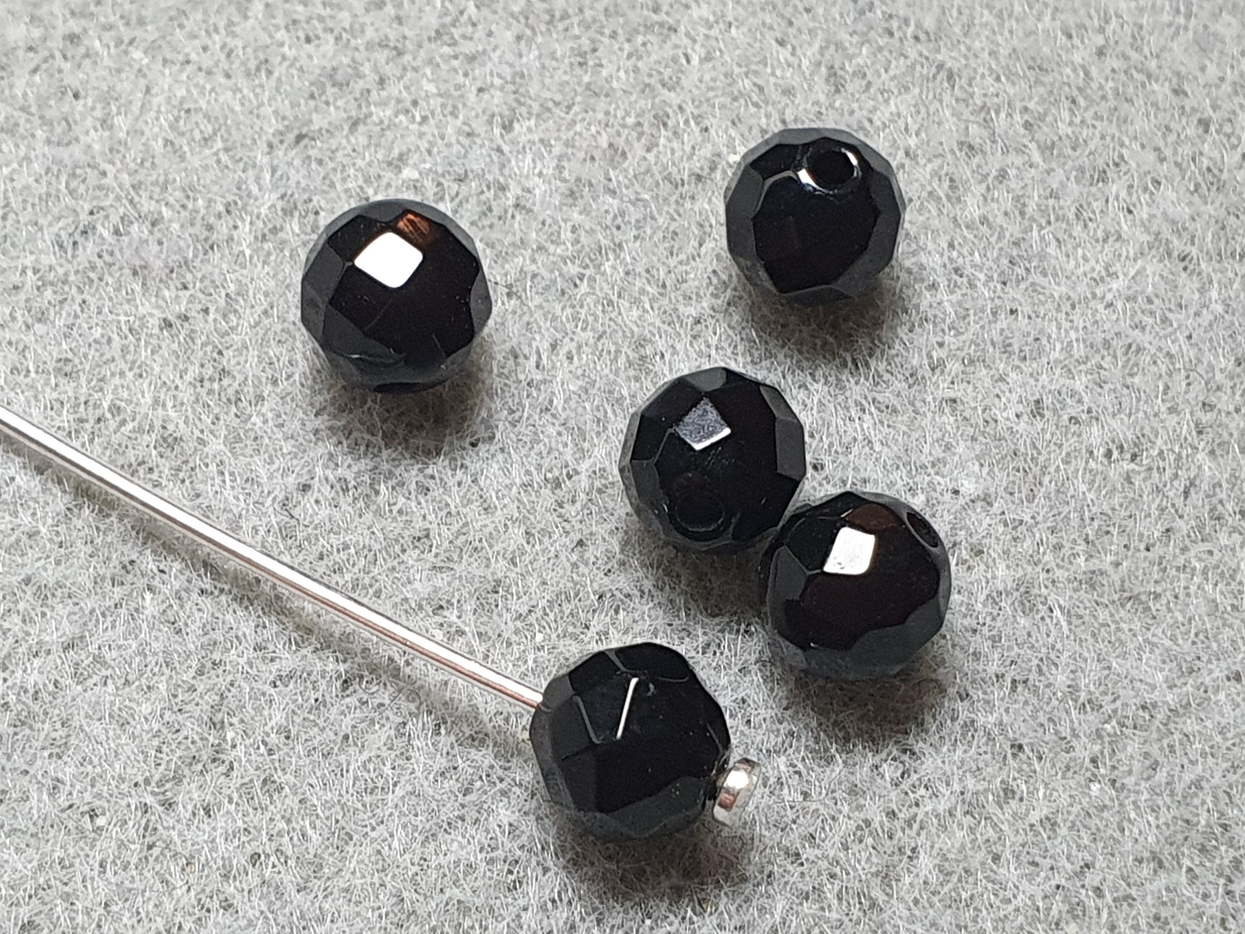 Svart onyx rund fasetterad ca. 6 mm 5st/fp Pris/fp ( 1,2 )