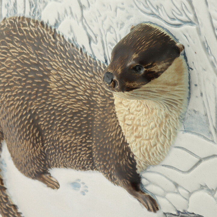 ステファン・ジョンソン  WWFシリーズ  カワウソがモチーフの白い陶板  32cm  1988年