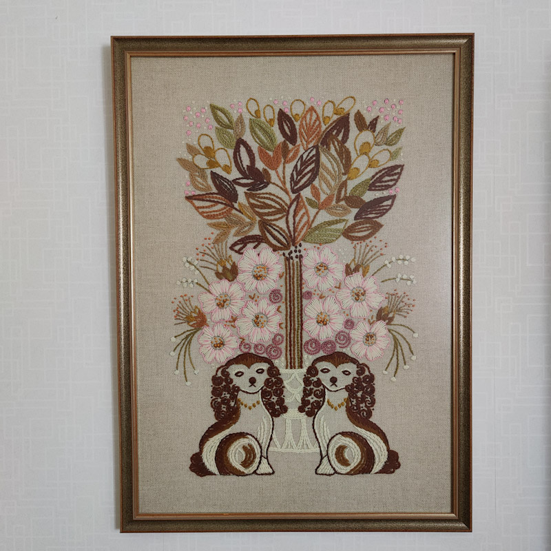 Hundar broderad tavla