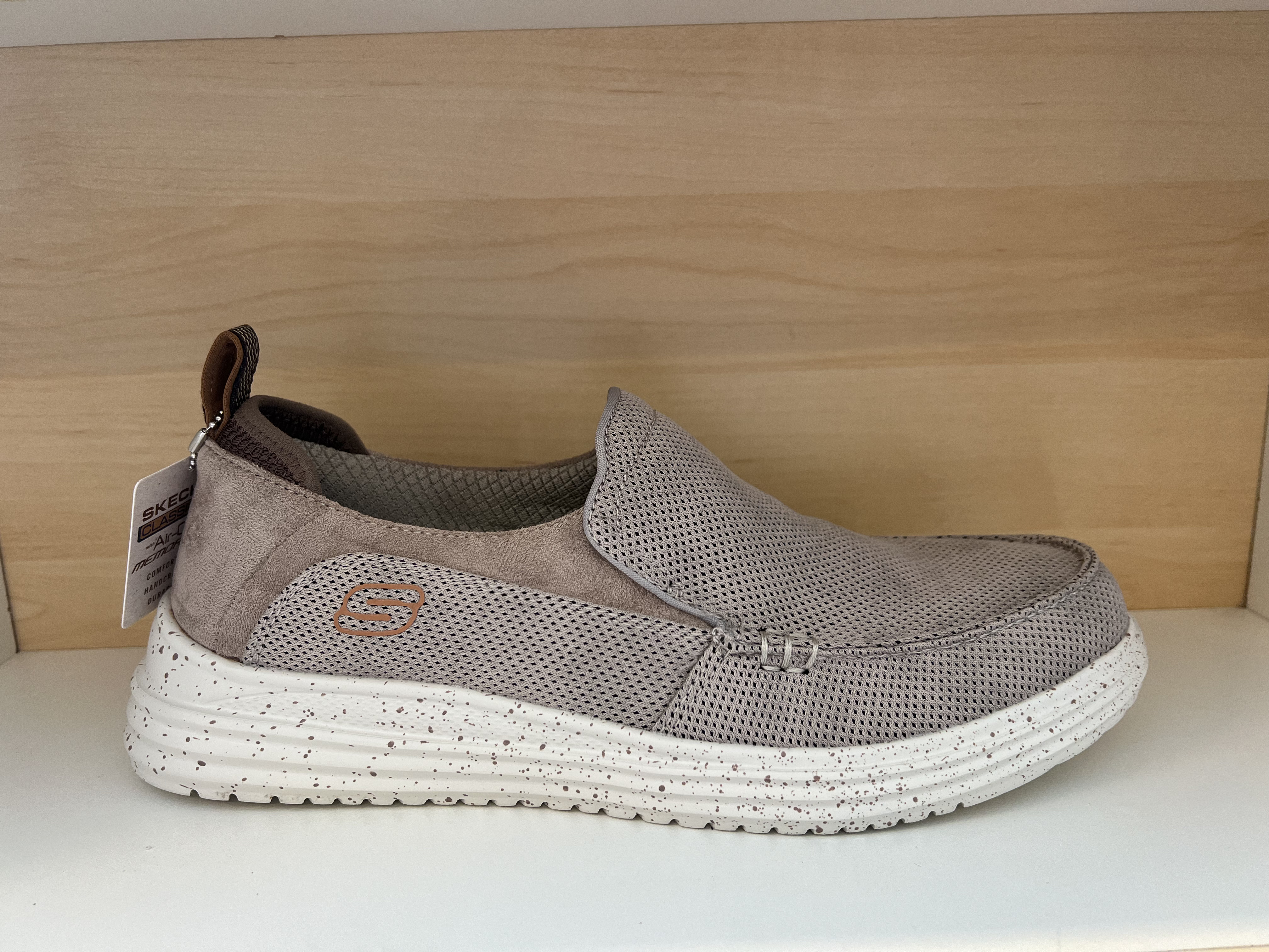 Skechers "Mens Proven-Renco" i beige textil. Uppbygd i hålfoten. Memory Foam innersula.