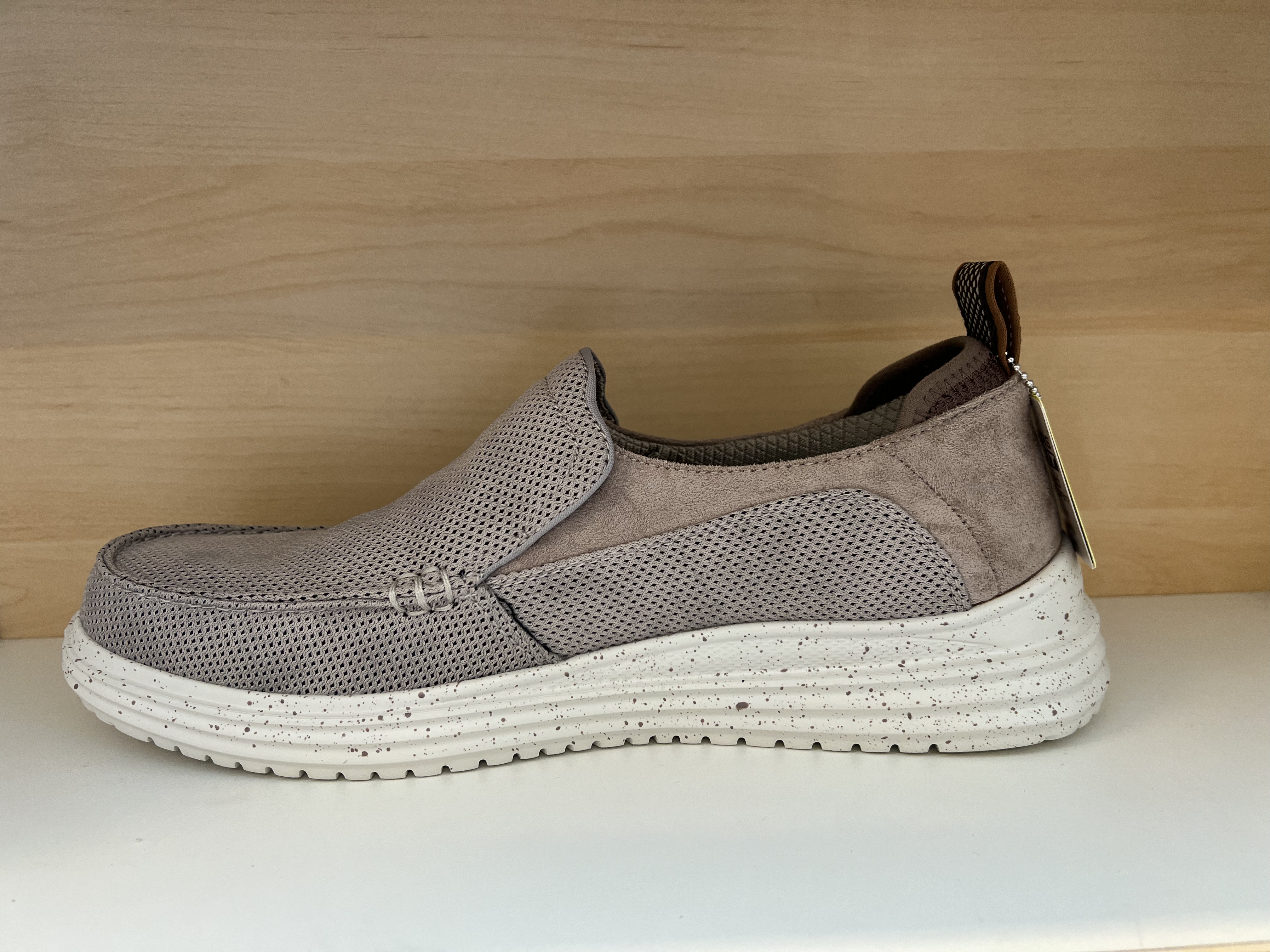 Skechers "Mens Proven-Renco" i beige textil. Uppbygd i hålfoten. Memory Foam innersula. - 2