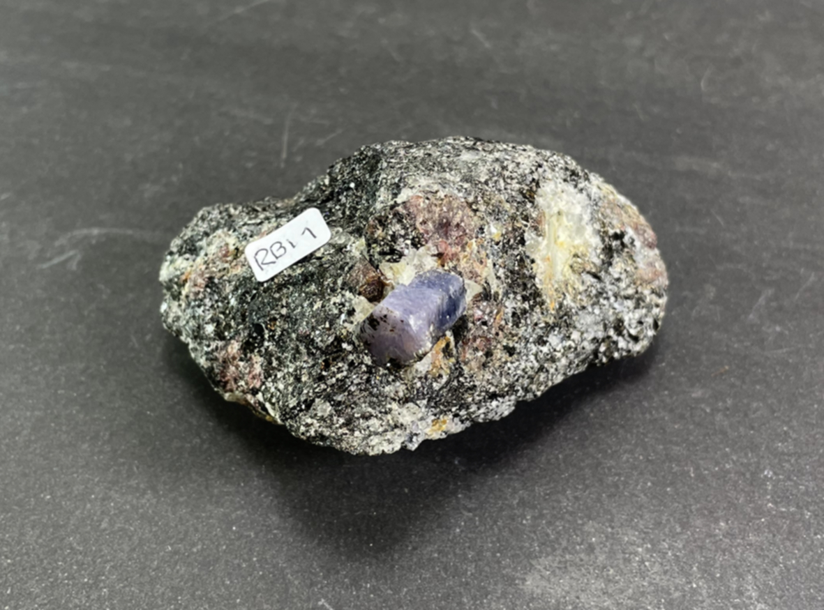 rubin kristall i basalt - 1