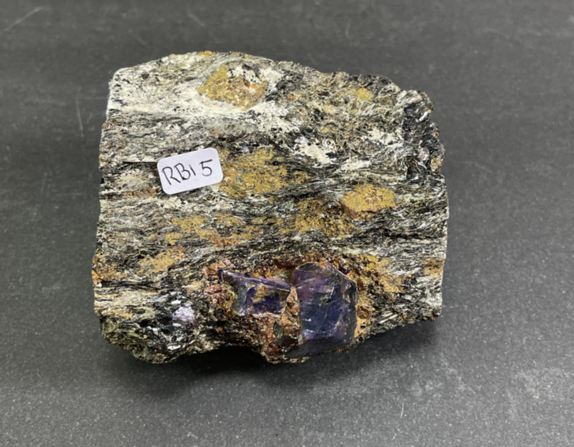 rubin kristall i basalt - 5