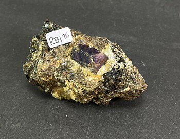 rubin kristall i basalt - 16