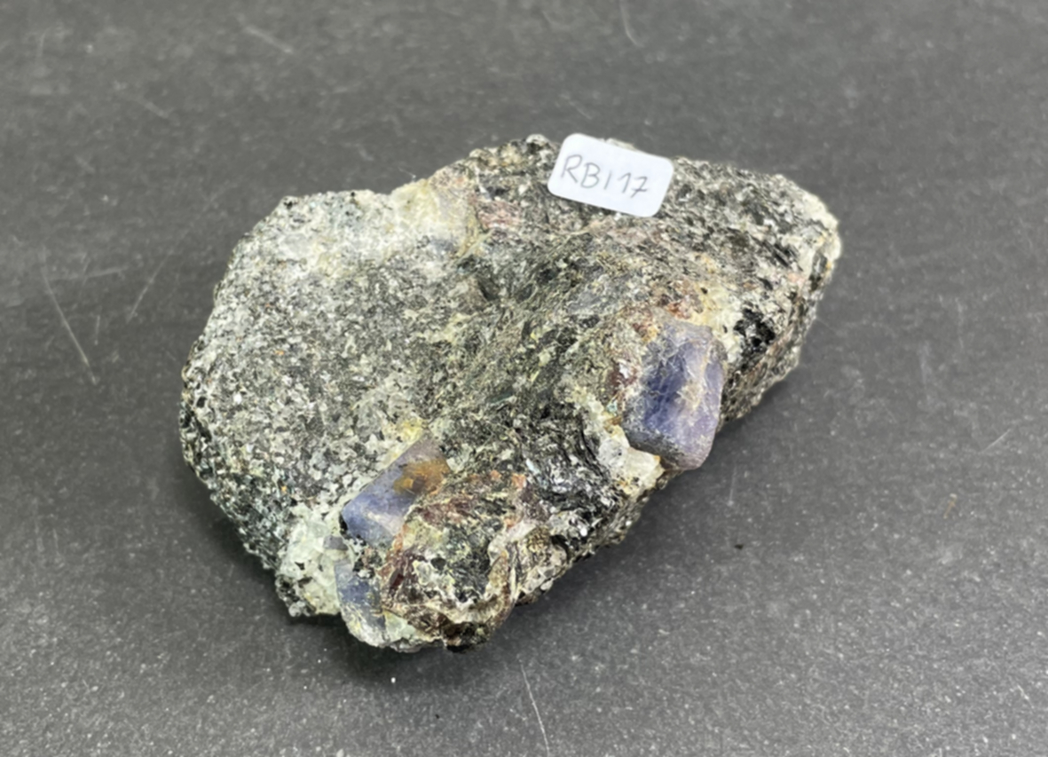 rubin kristall i basalt - 17