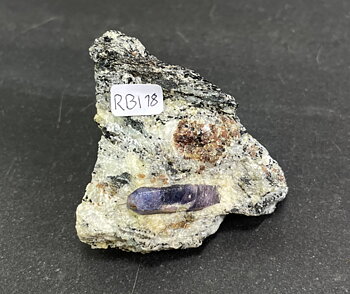 rubin kristall i basalt - 18
