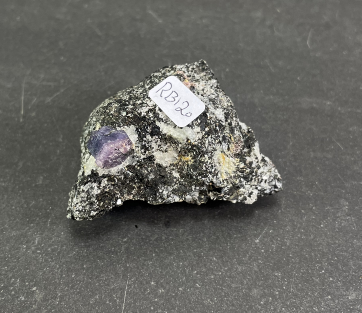rubin kristall i basalt - 20