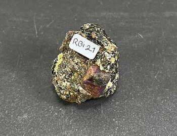 rubin kristall i basalt - 21