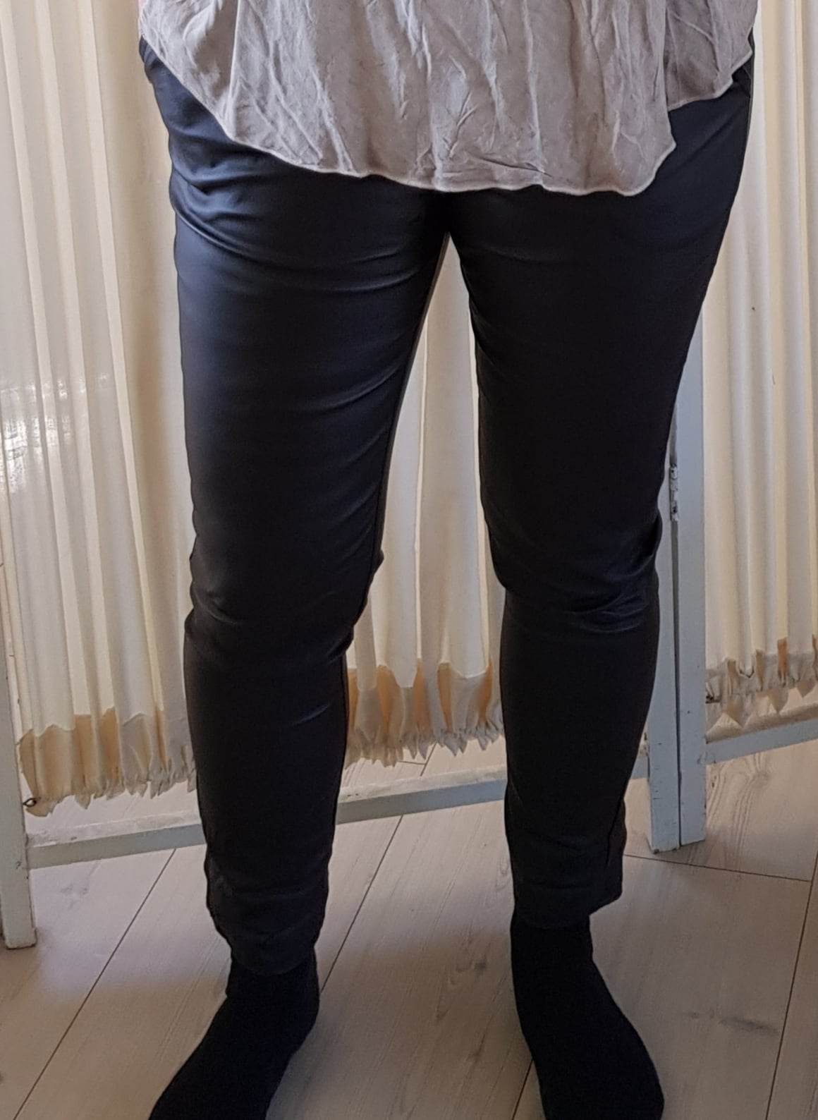 Stretchig byxa fakeskinn - Svart  - 2