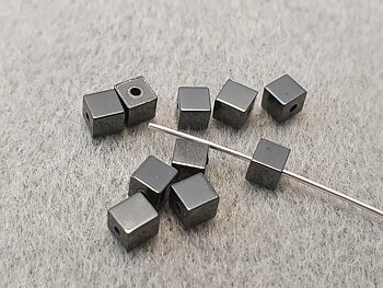 Hematit kub ca. 4,2 mm 10st/fp Pris/fp ( pressat )