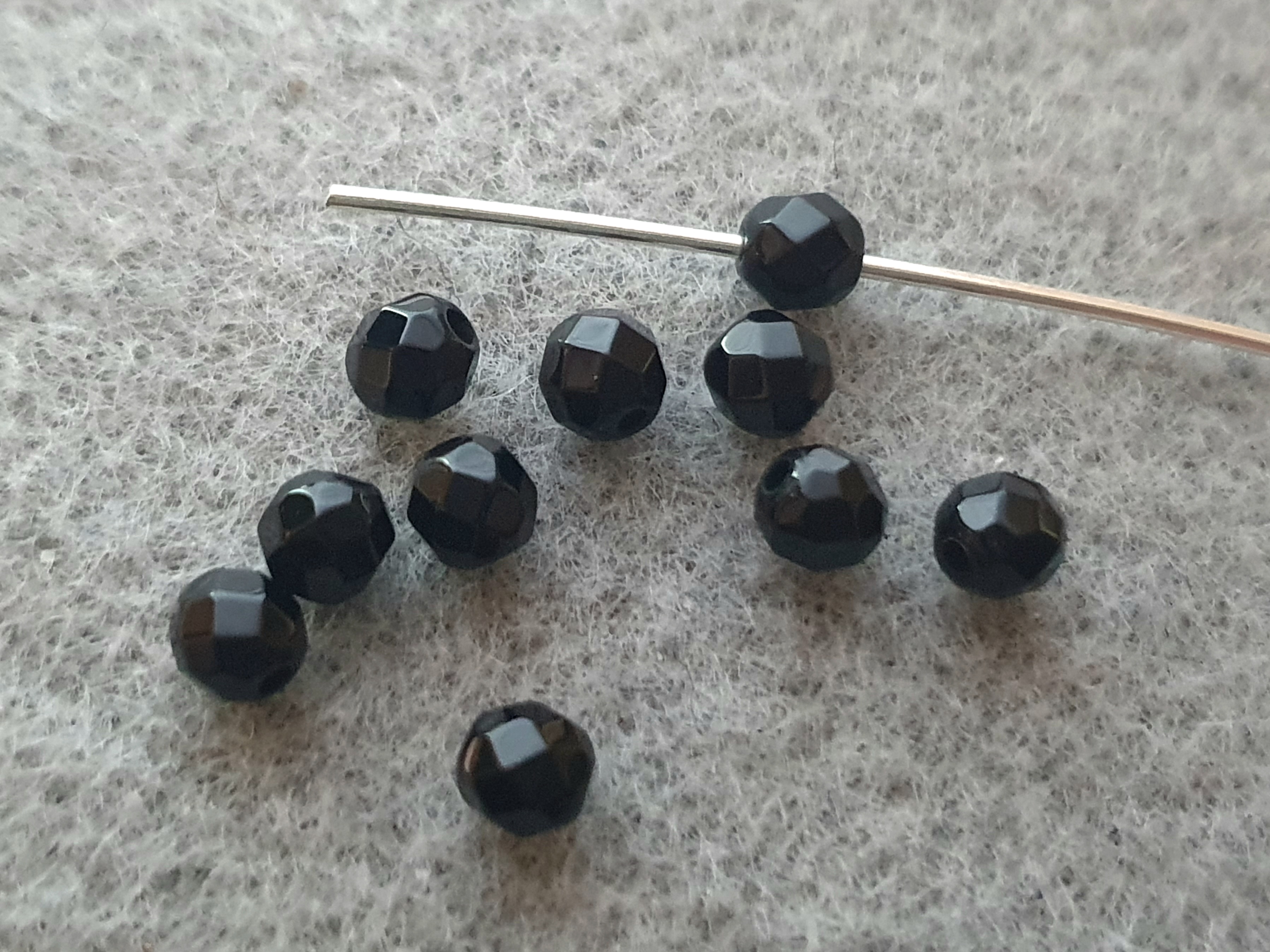 Svart onyx rund fasetterad ca. 4 mm 10st/fp Pris/fp