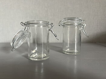 Liten glasburk med lock.