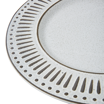 Assiette med dekorativ kant.