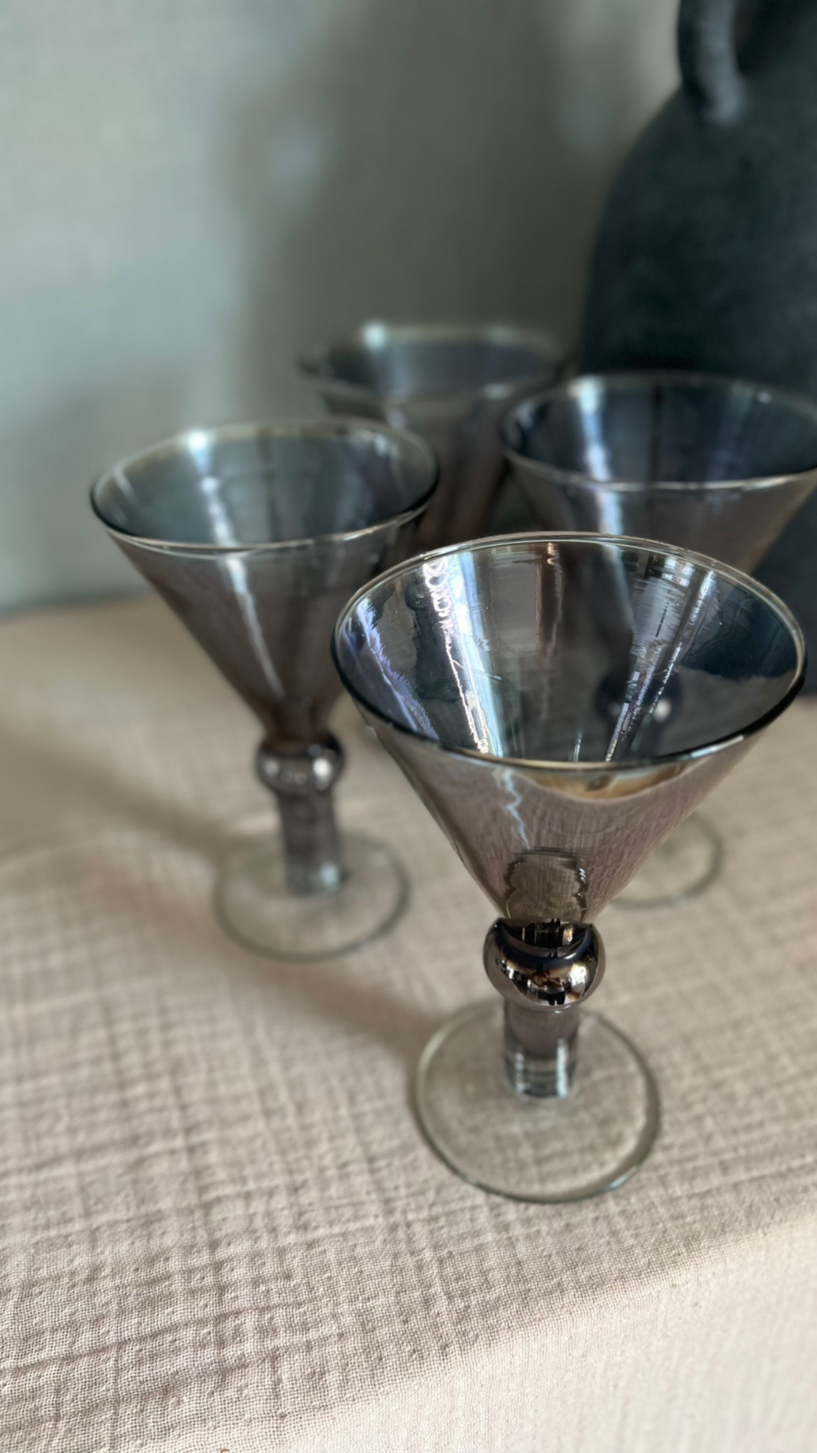 Elegant glas rökfärgat.