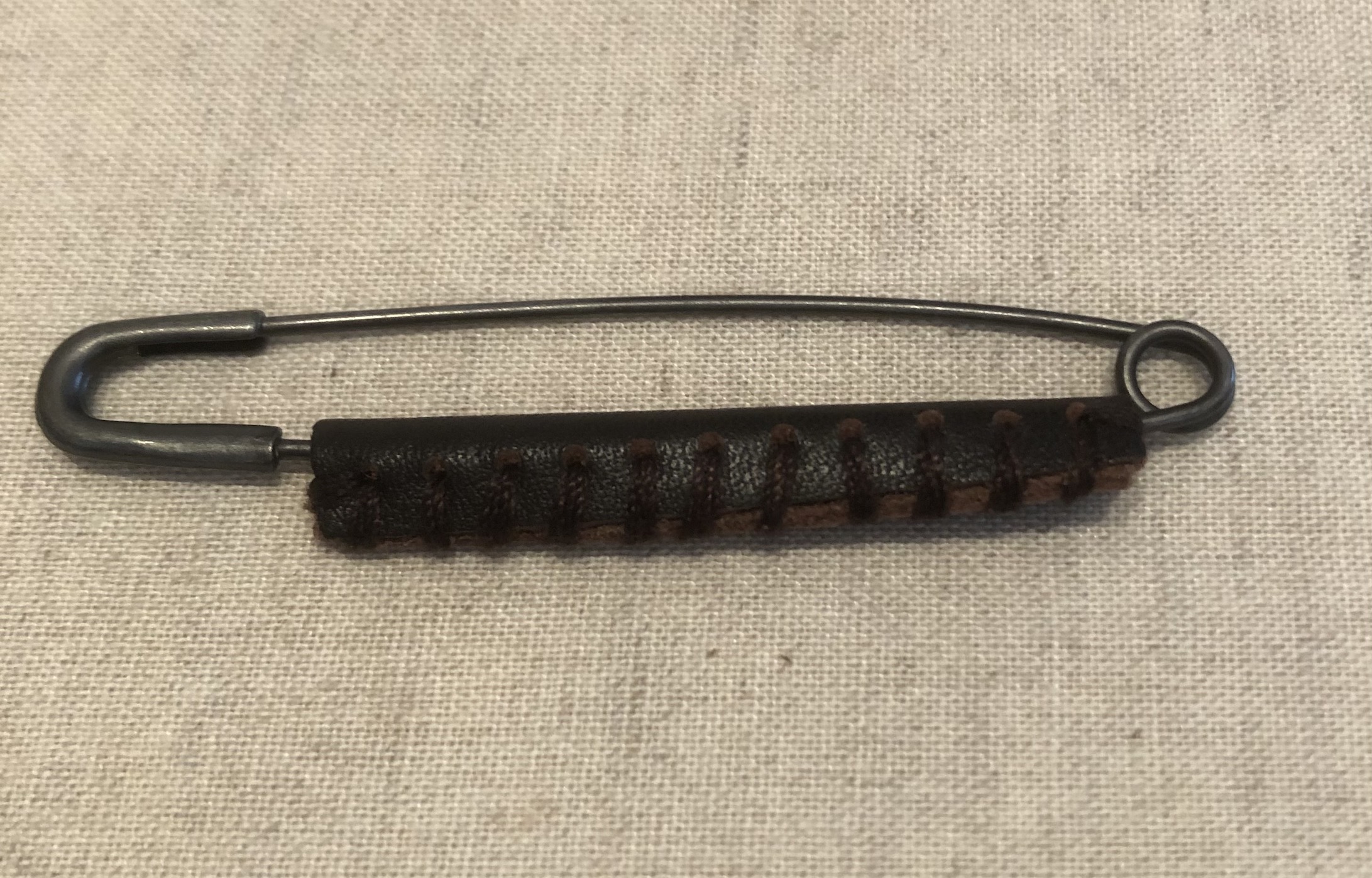 Sjalspänne med läder detalj