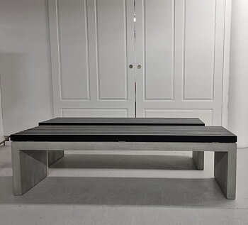 Parkbenk - Betongbenk Pion, svartmalt furu