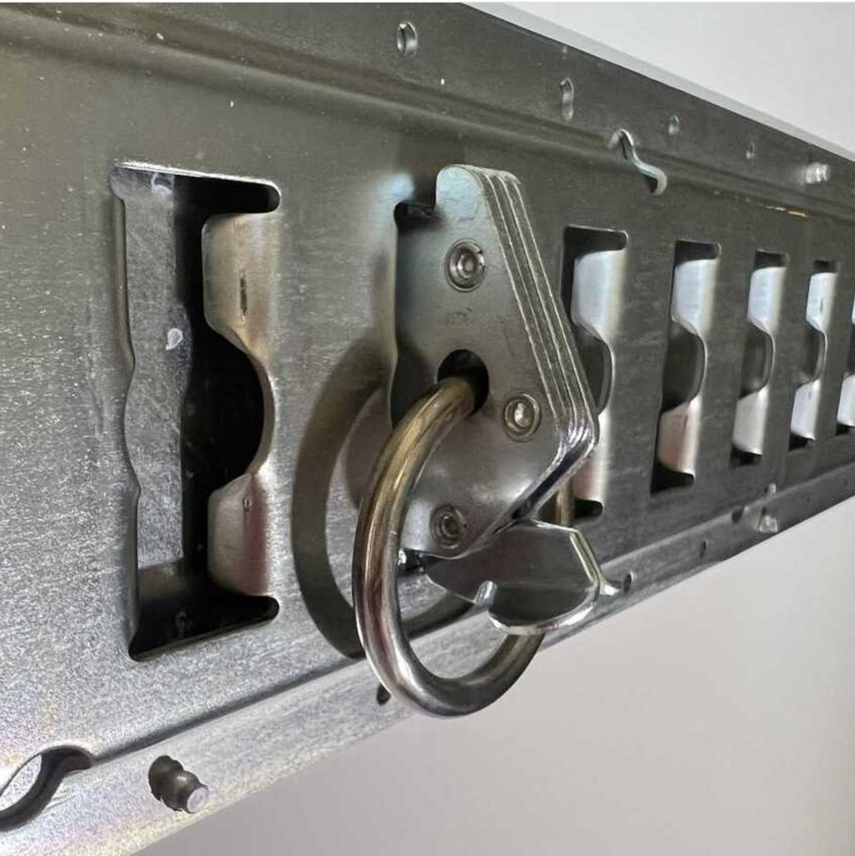 Henra -  Klick-in-öglor för stropp-skena